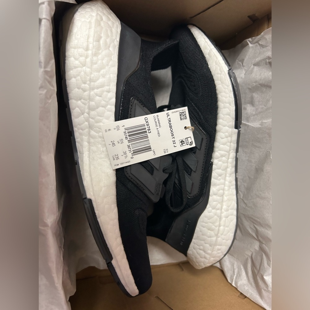 Black Adidas Ultraboost 22 - Youth Size 6 (size 8 women)
